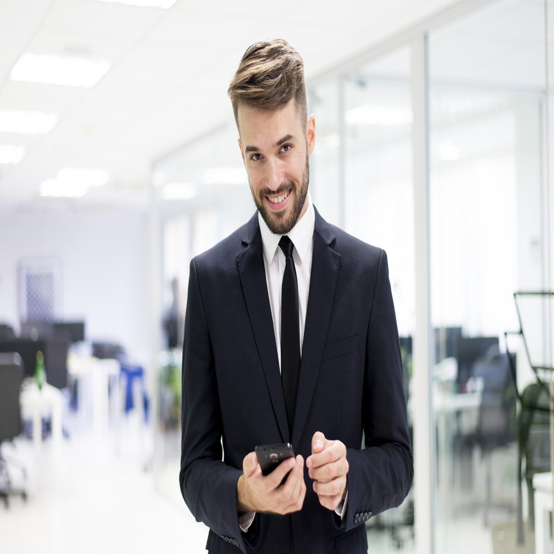 usmiechniety-elegancki-mezczyzna-z-smartphone